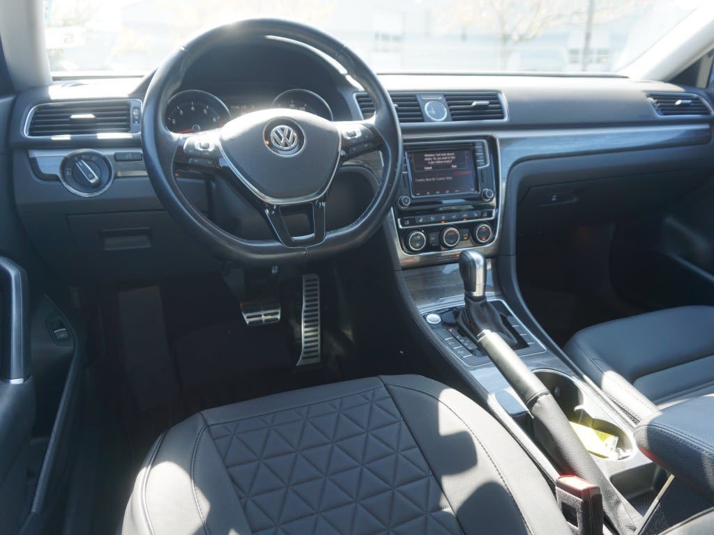 Used 2017 Volkswagen Passat 1.8T SEL Premium FWD image 4