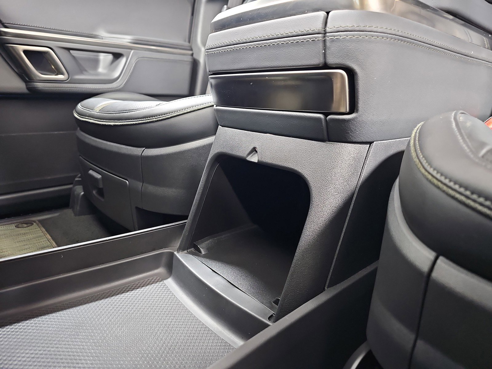 Used 2024 Rivian R1S Adventure image 33