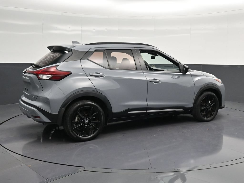 Used 2022 Nissan Kicks SR w/ Premium Package FWD image 3