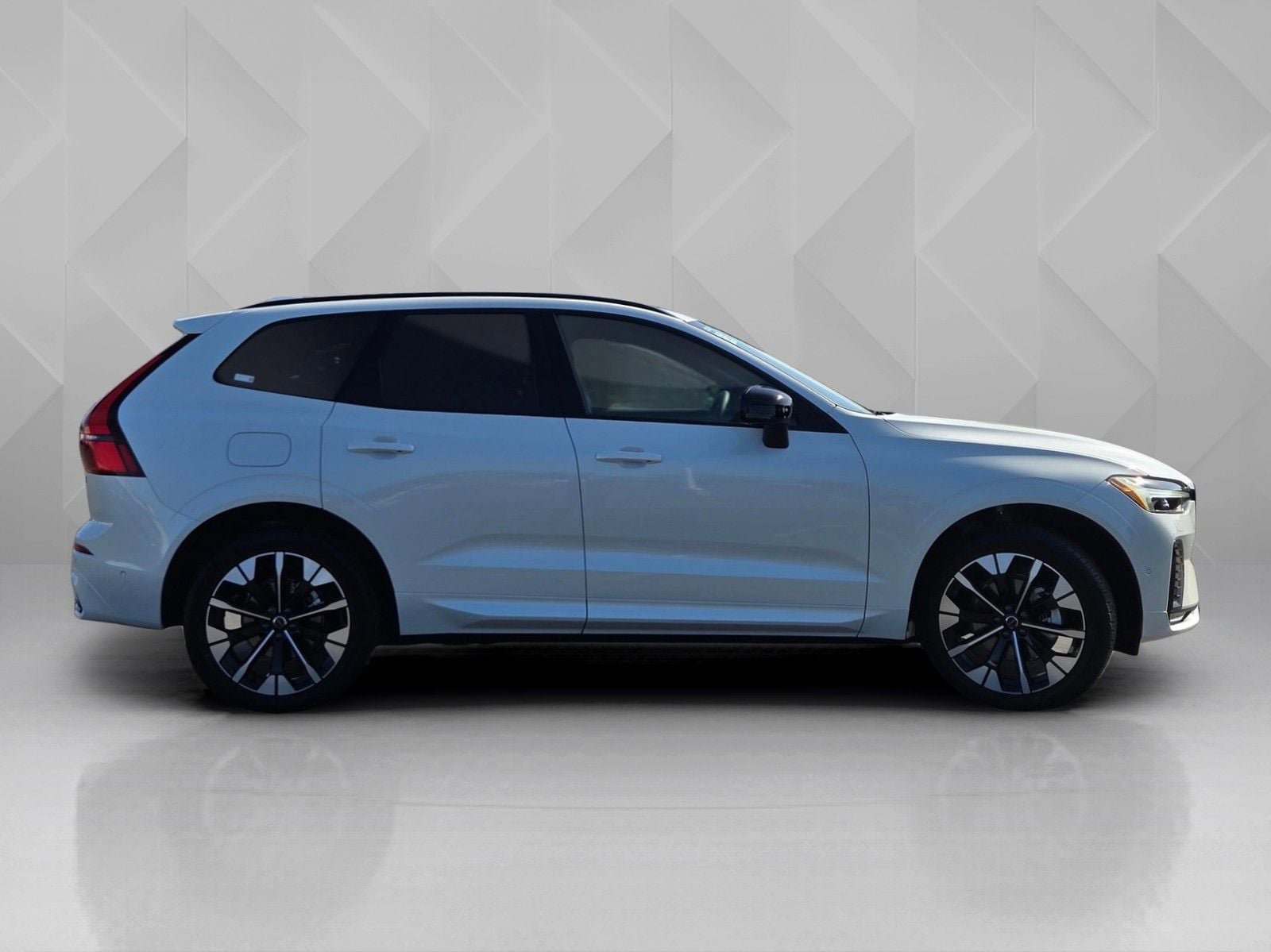 Used 2026 Volvo XC60 B5 Plus w/ Protection Package Premier AWD/4WD image 7