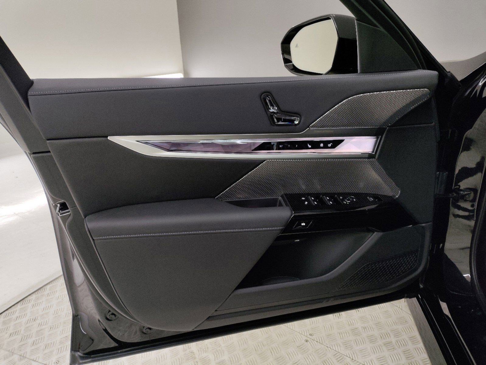 Used 2025 BMW i7 eDrive50 w/ M Sport Package RWD image 11