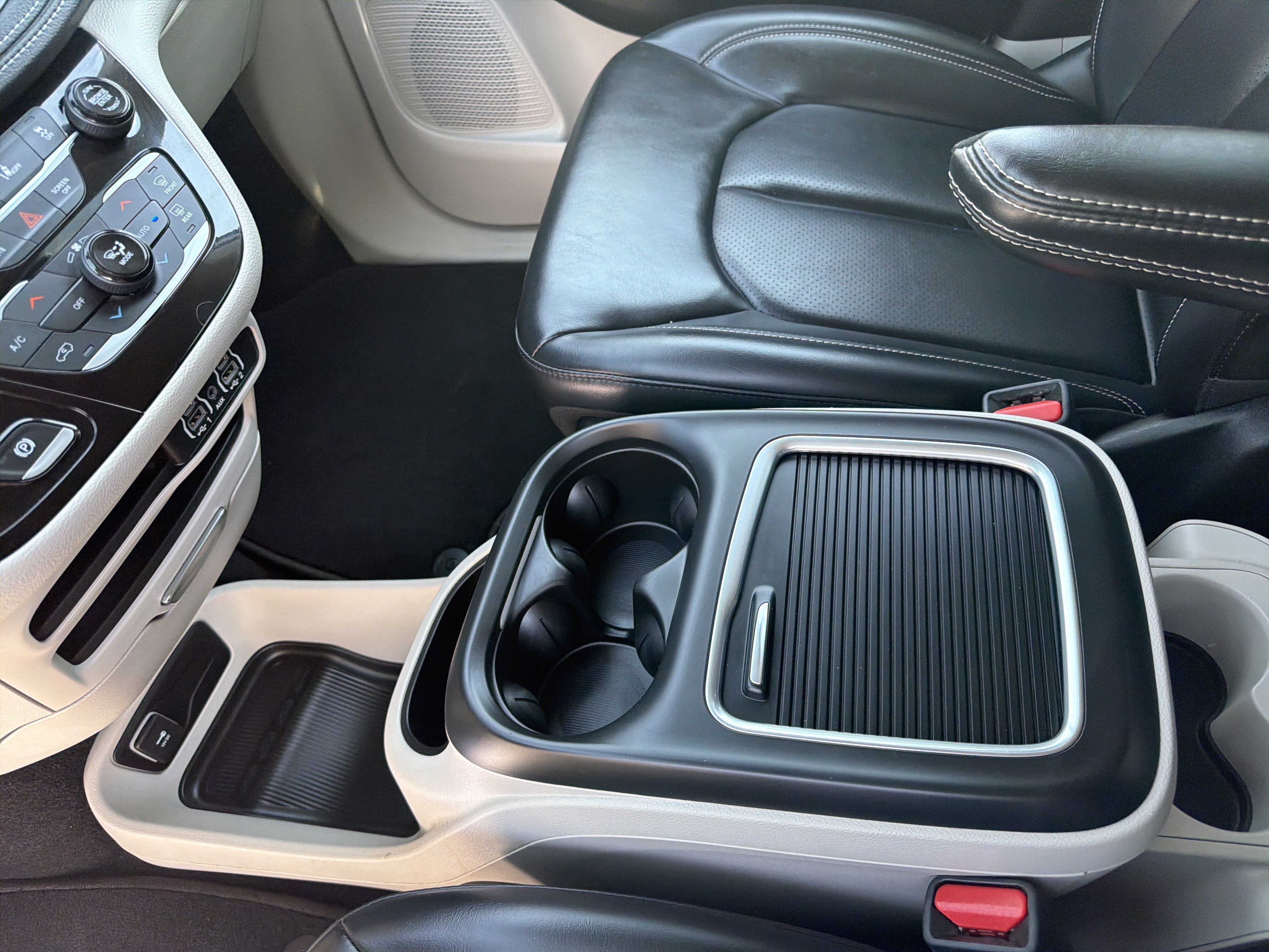 Used 2023 Chrysler Pacifica Touring-L image 20