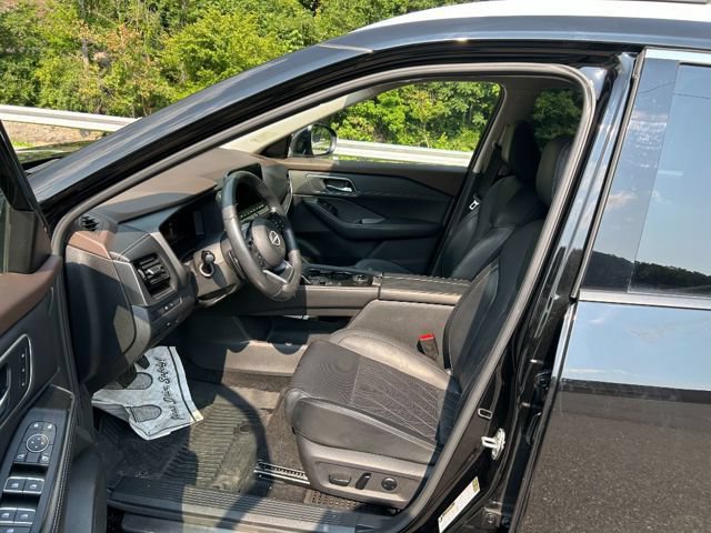 Used 2023 Nissan Rogue Platinum w/ Platinum Premium Package AWD/4WD image 2