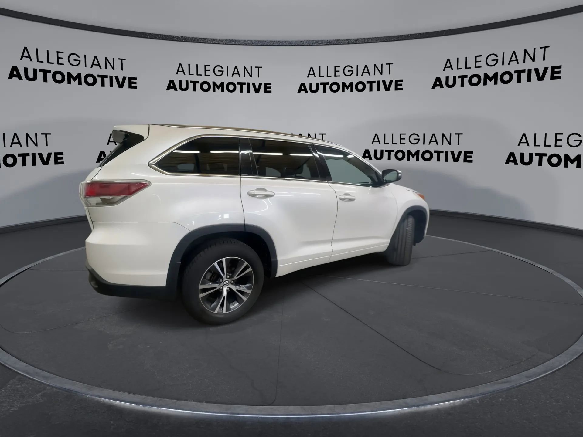 Used 2016 Toyota Highlander XLE image 10