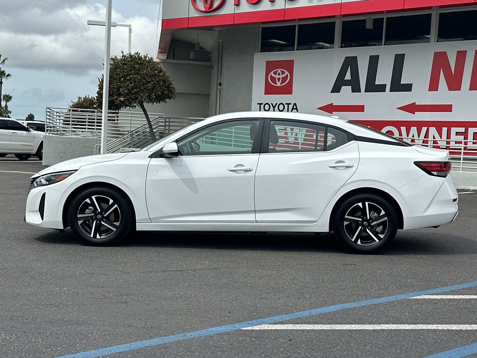 Used 2024 Nissan Sentra SV FWD image 2