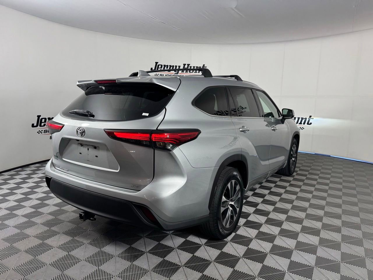 Used 2021 Toyota Highlander XLE FWD image 7