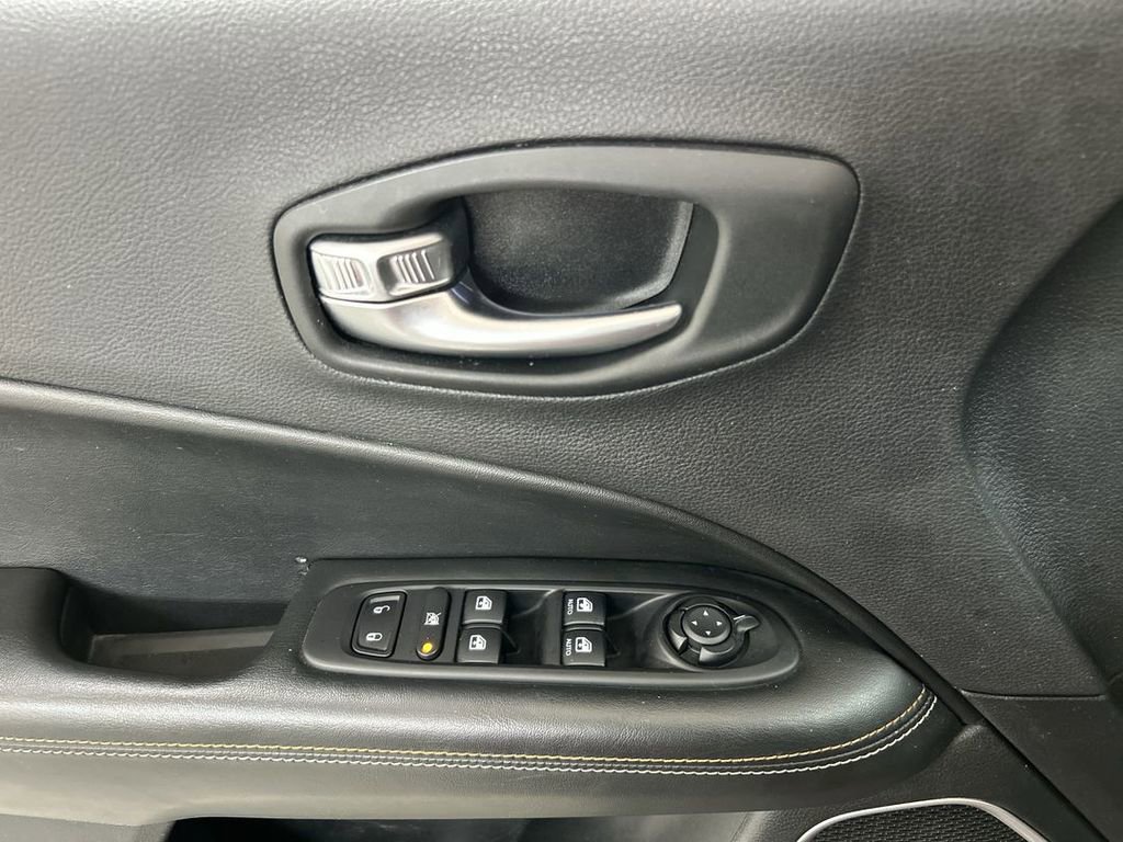 Used 2020 Jeep Compass Latitude w/ Cold Weather Group image 11