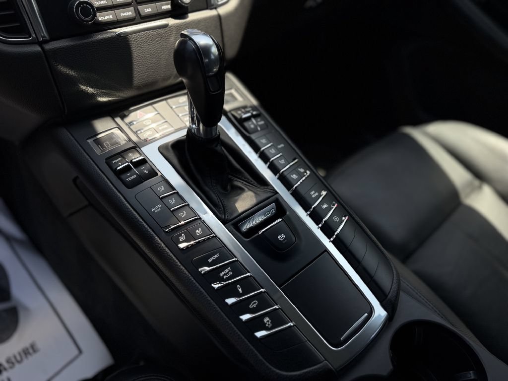 Used 2018 Porsche Macan Turbo AWD/4WD image 12