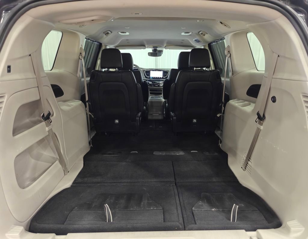 Used 2024 Chrysler Pacifica Touring-L image 32