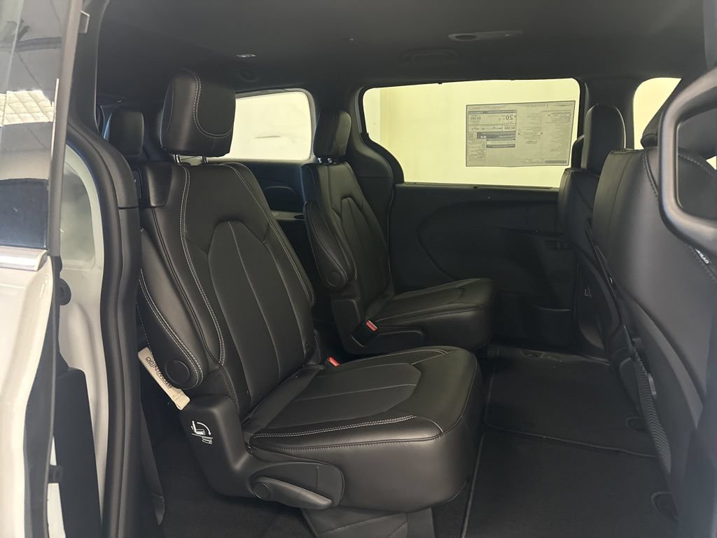 New 2027 Chrysler Pacifica Select AWD/4WD image 40