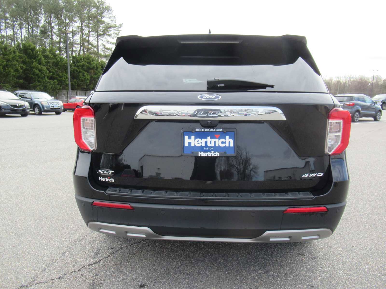 Used 2022 Ford Explorer XLT w/ Equipment Group 202A image 6