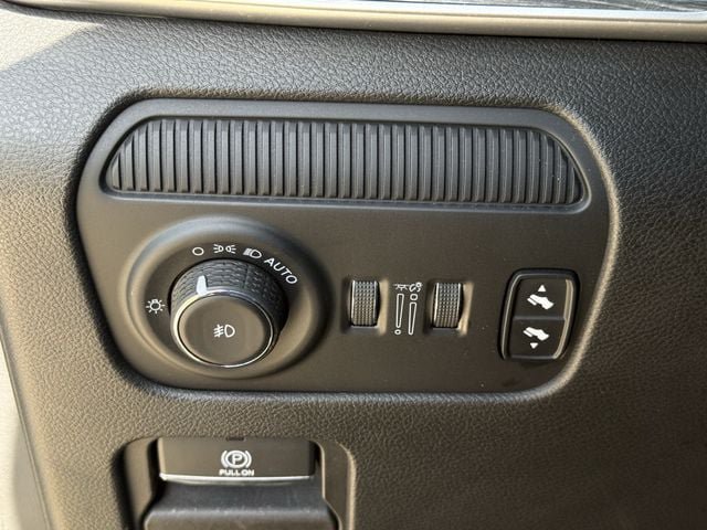 Used 2024 Jeep Wagoneer L Series II w/ Flexible Seating Group RWD image 23