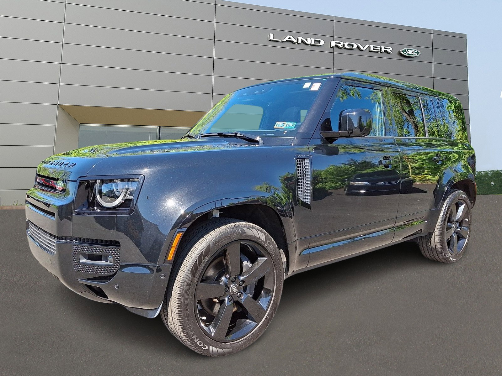 Used 2025 Land Rover Defender 110 X-Dynamic SE AWD/4WD image 1