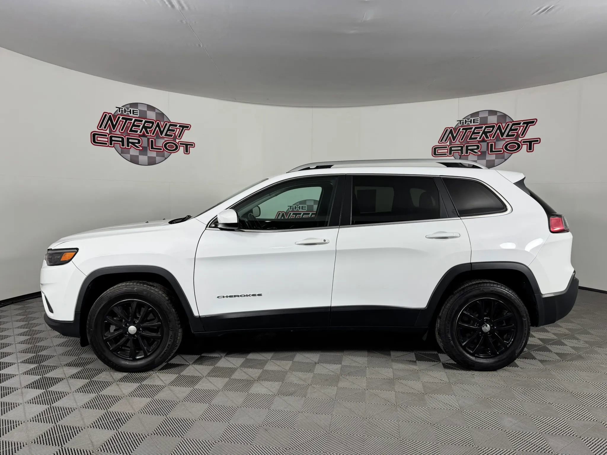 Used 2019 Jeep Cherokee Latitude w/ Cold Weather Group AWD/4WD image 4