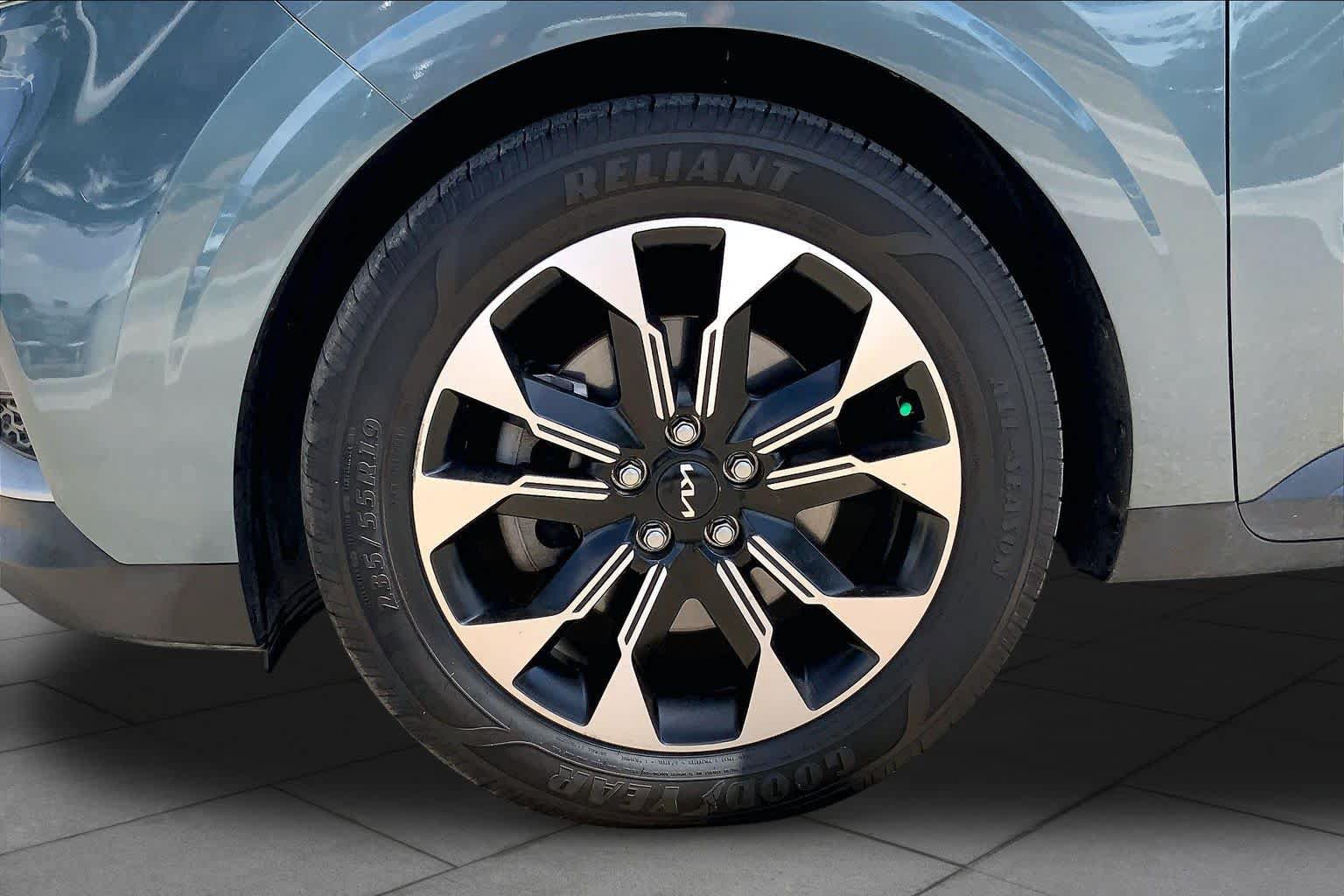 Used 2022 Kia Carnival EX FWD image 11