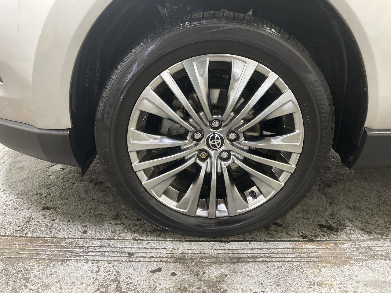 Used 2024 Toyota Venza XLE image 10