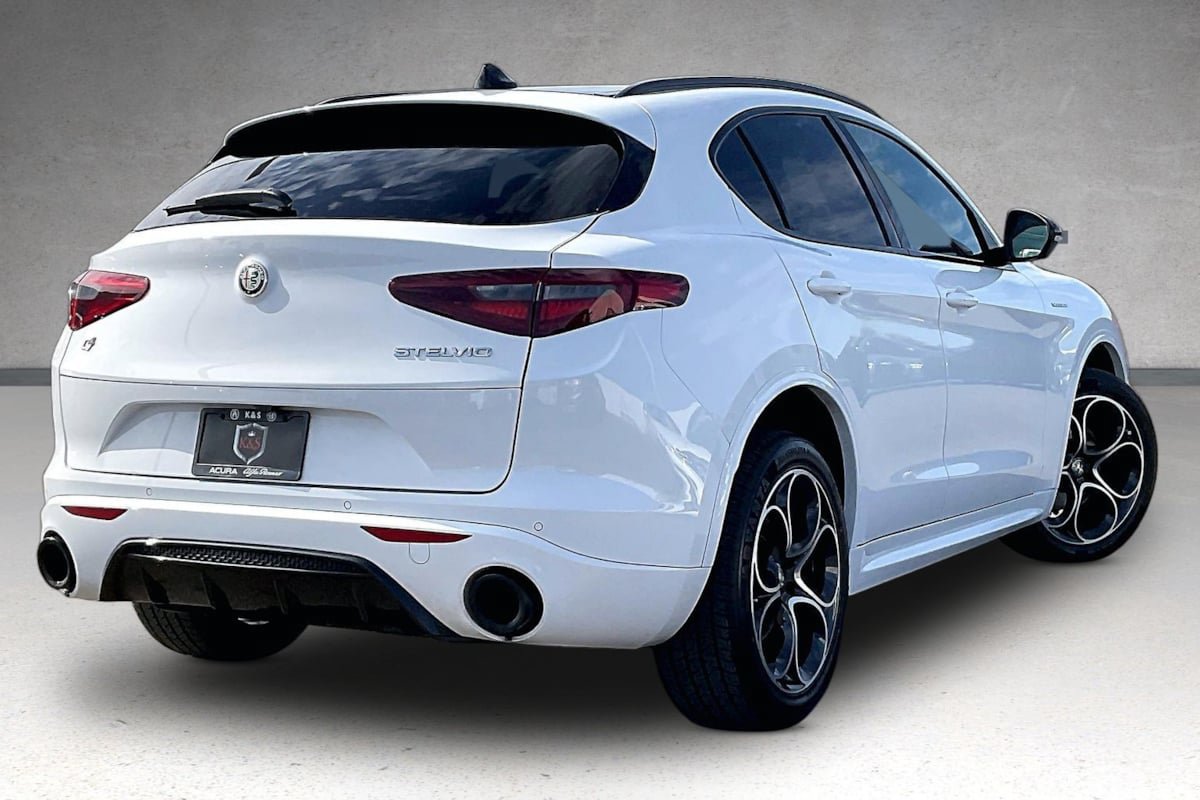 Used 2023 Alfa Romeo Stelvio Veloce AWD/4WD image 34