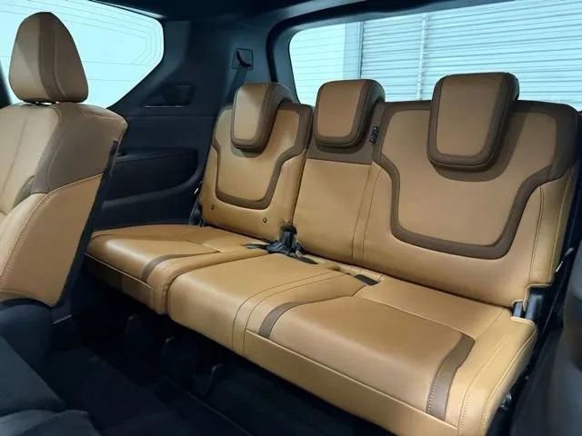 Used 2025 Nissan Armada SL image 17