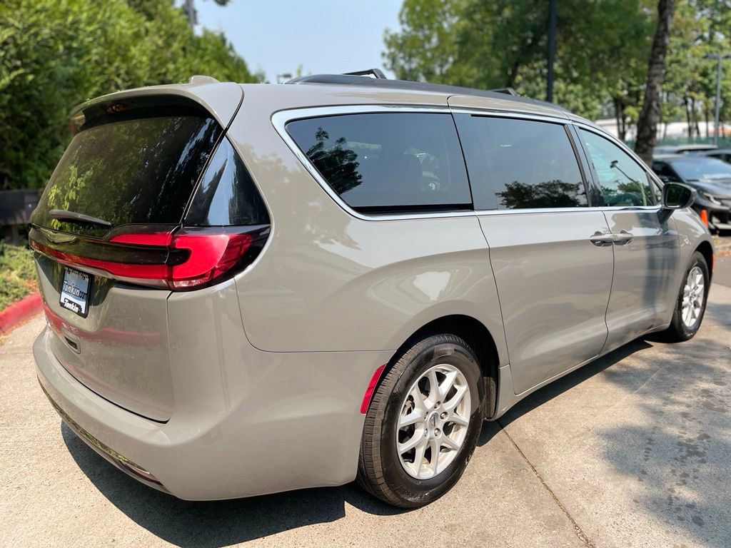 Used 2022 Chrysler Pacifica Touring-L FWD image 4