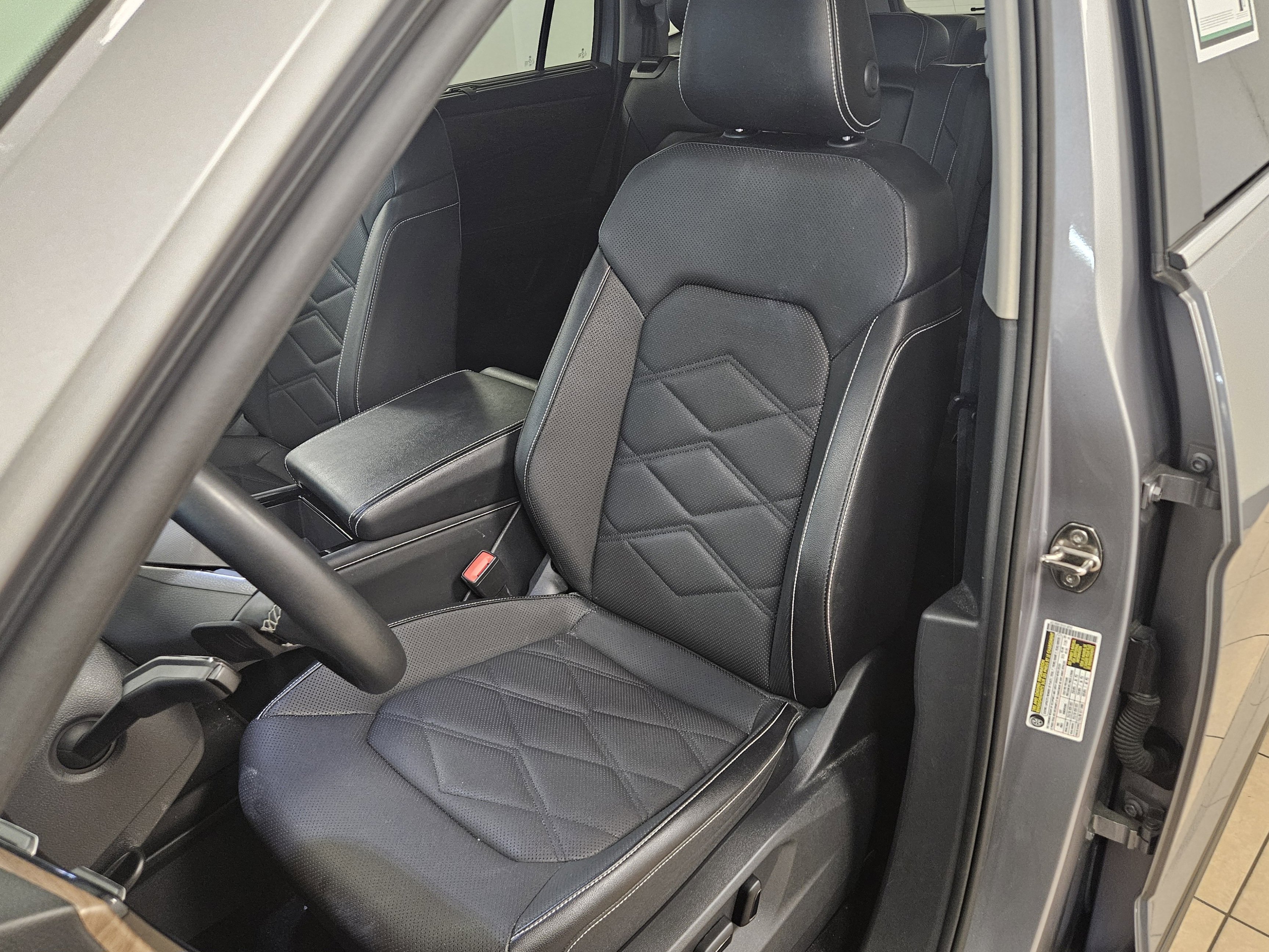 Used 2024 Volkswagen Atlas SE AWD/4WD image 32