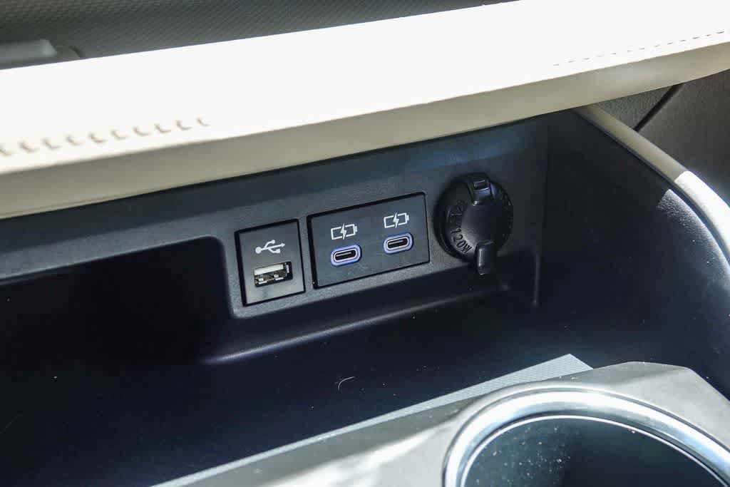 Used 2022 Toyota Highlander XLE FWD image 21