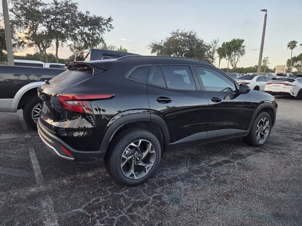 Used 2024 Chevrolet Trax LT FWD image 5