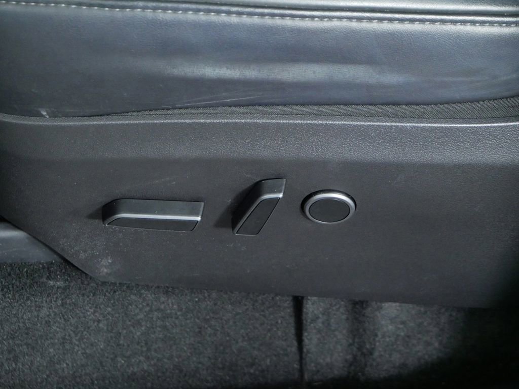 Used 2022 Tesla Model Y Long Range image 22