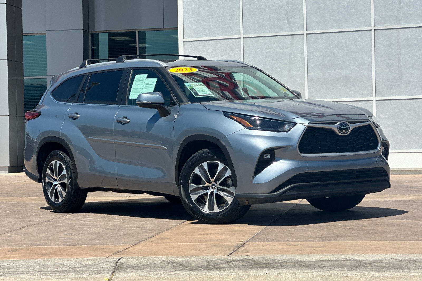 Used 2023 Toyota Highlander XLE FWD image 2