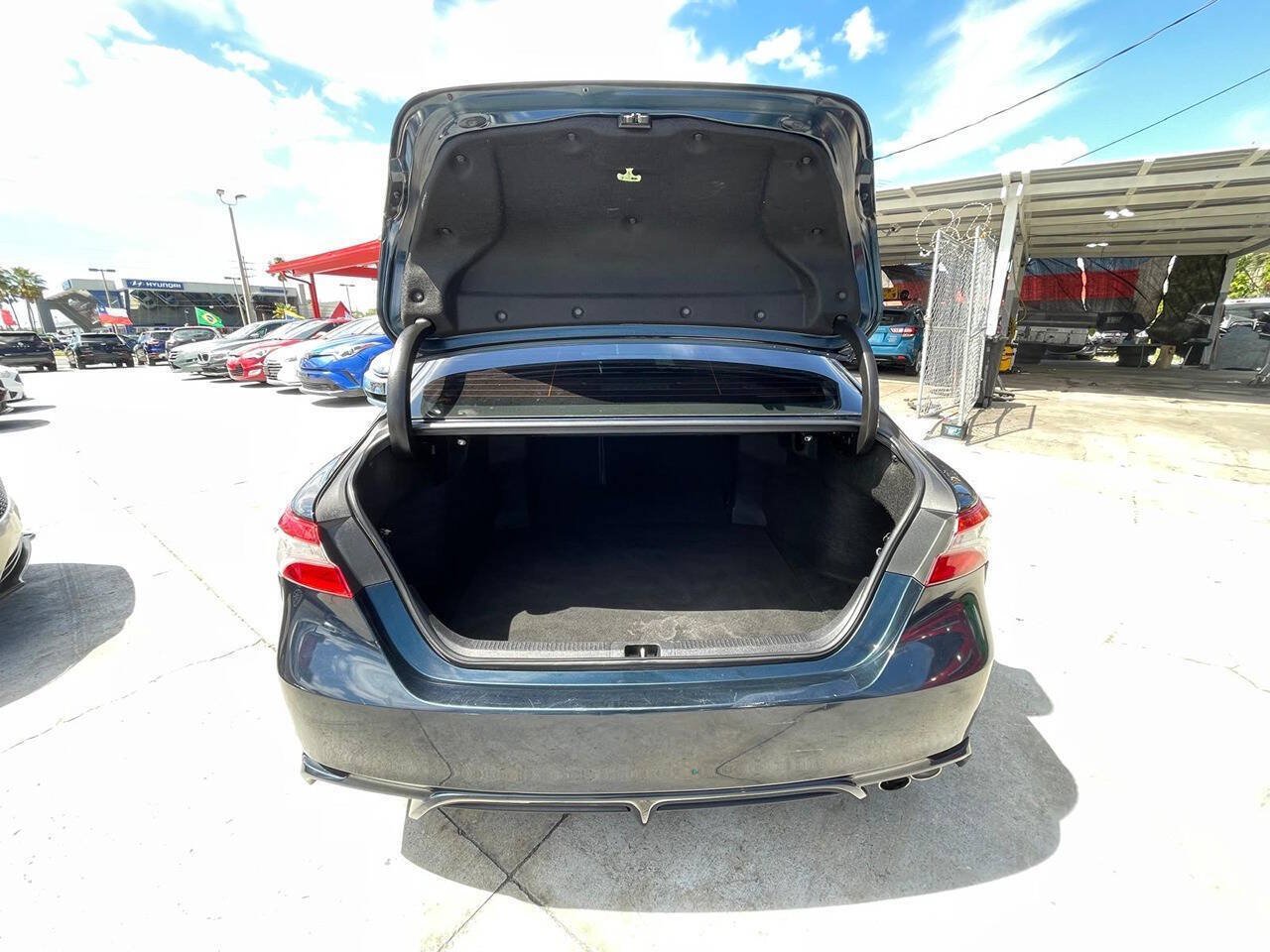 Used 2019 Toyota Camry SE w/ Convenience Package FWD image 13