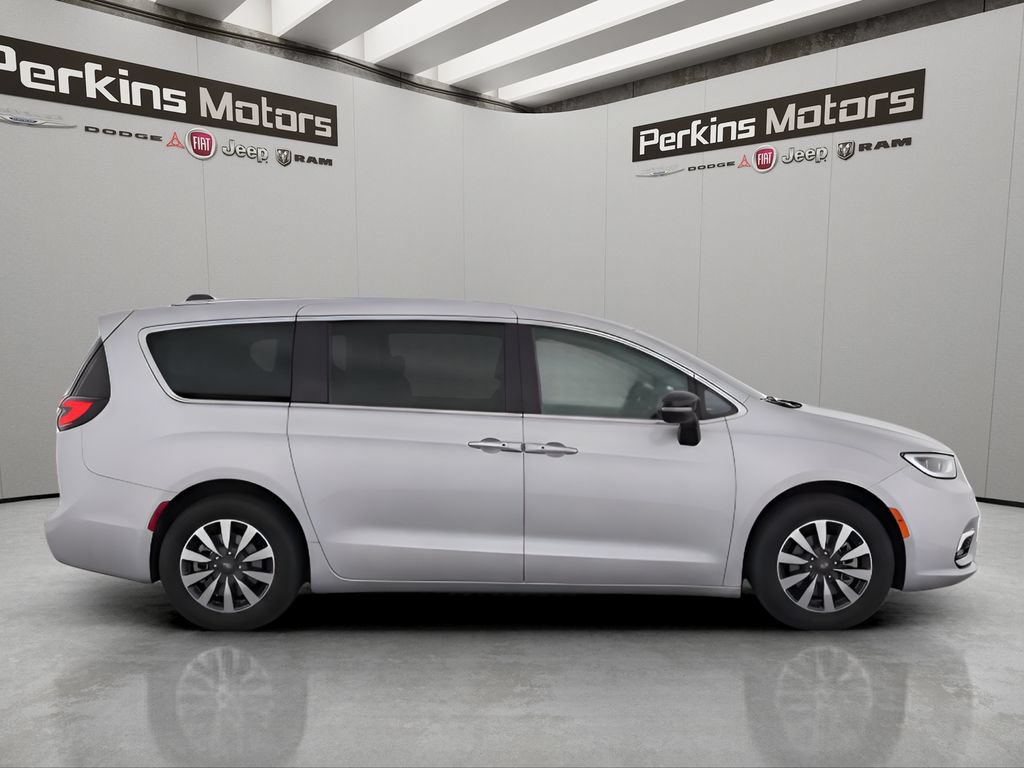 Used 2024 Chrysler Pacifica Limited FWD image 6
