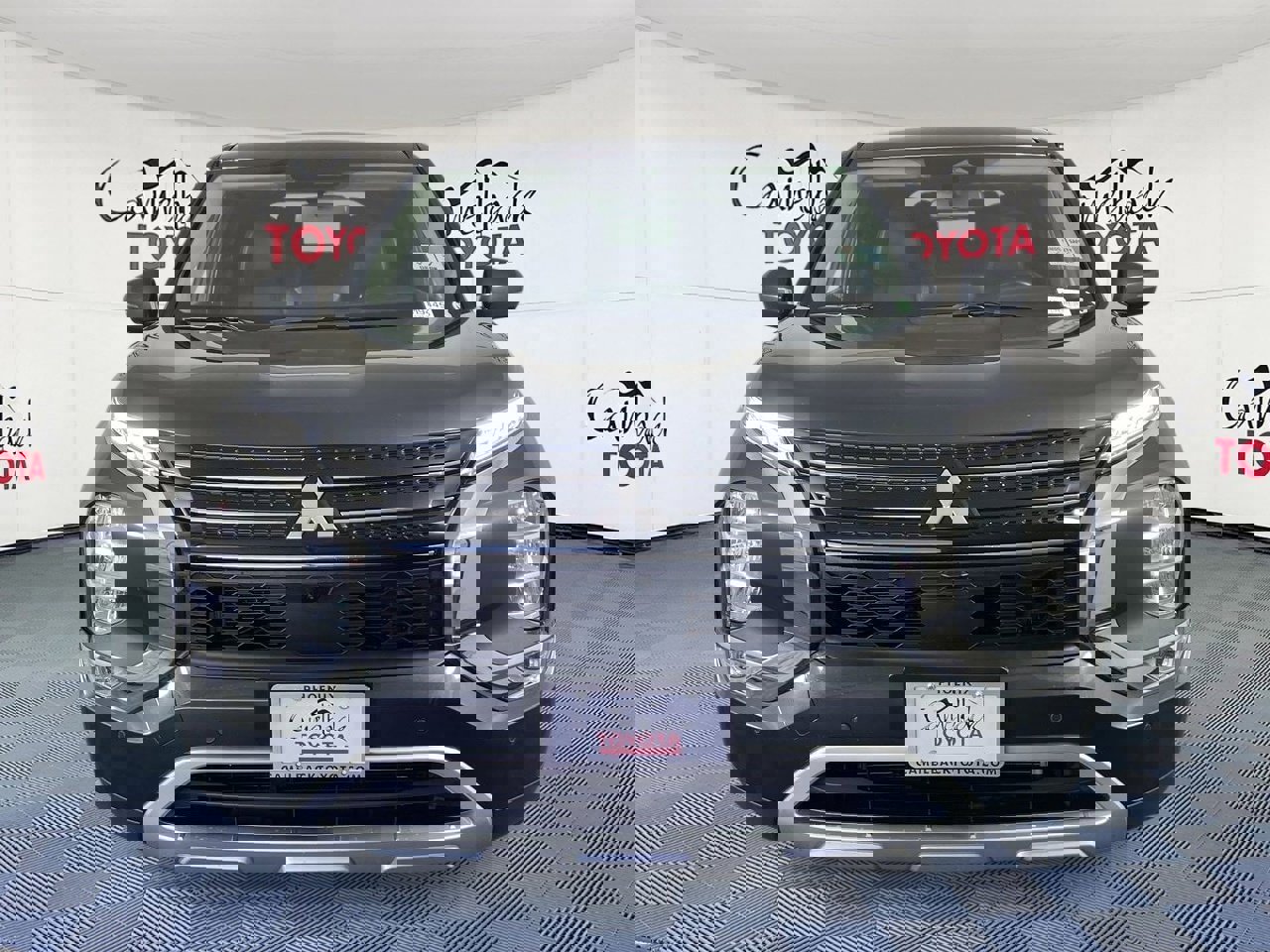 Used 2024 Mitsubishi Outlander SE image 2