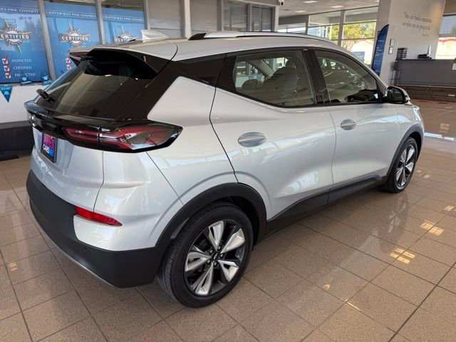 Used 2022 Chevrolet Bolt EUV LT w/ Convenience Package FWD image 3