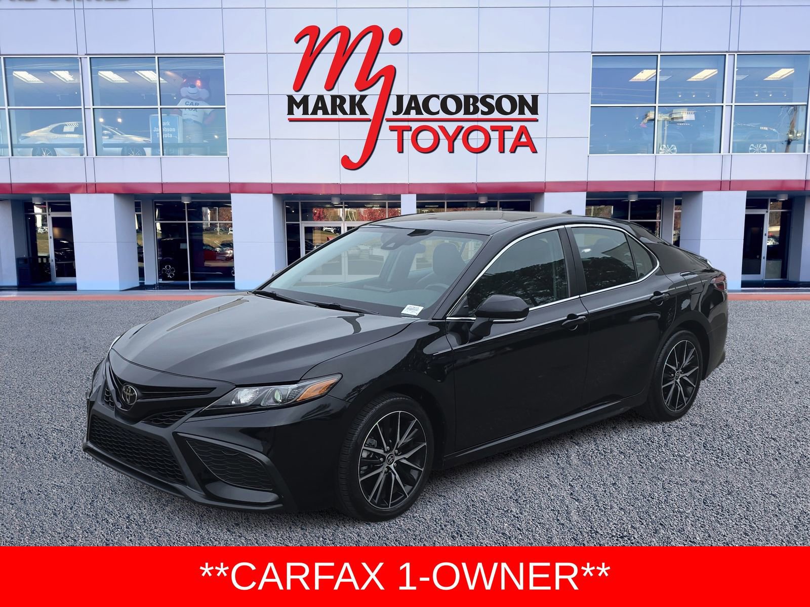 Used 2024 Toyota Camry SE image 1