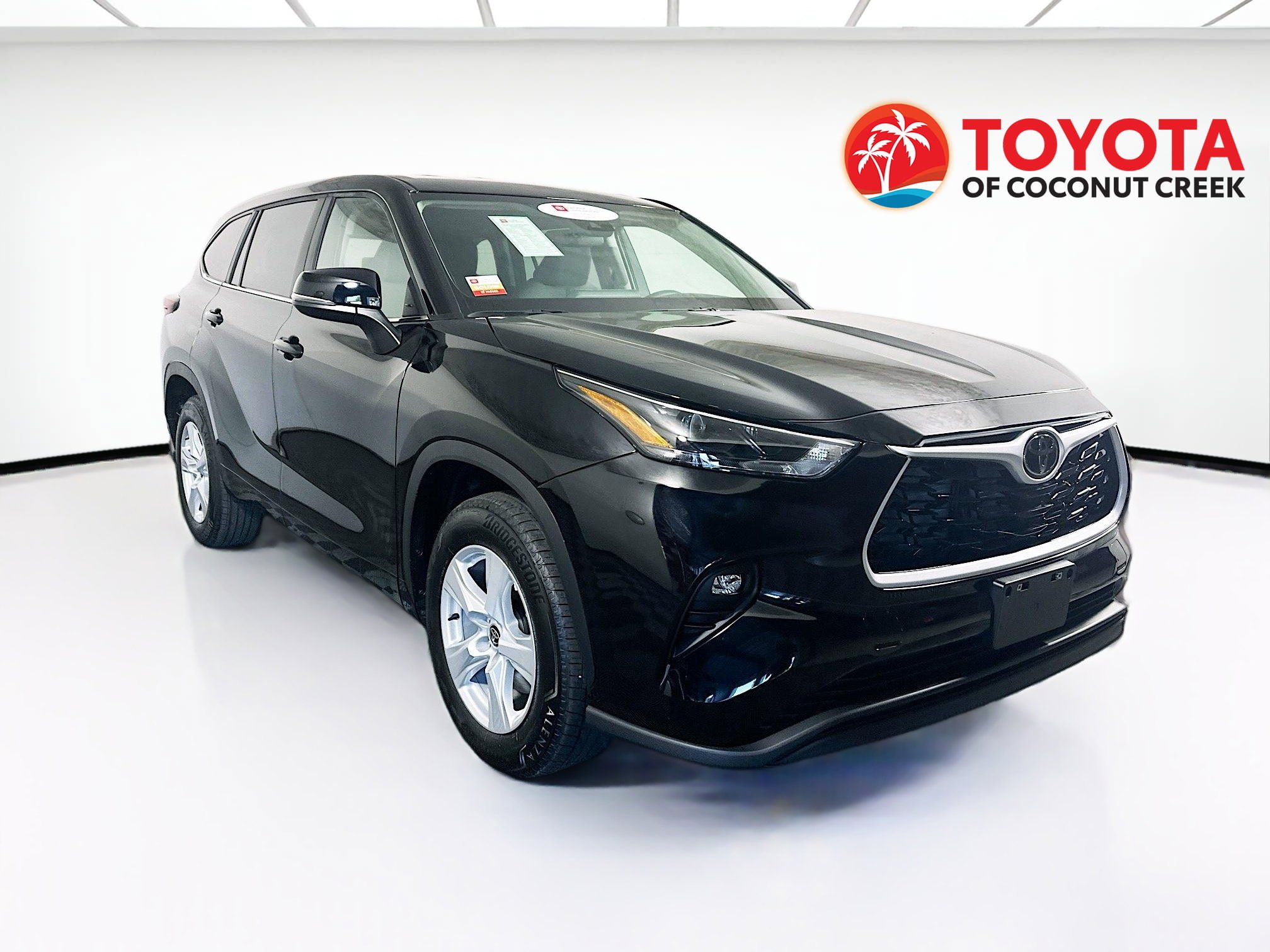 Used 2025 Toyota Highlander LE FWD image 1