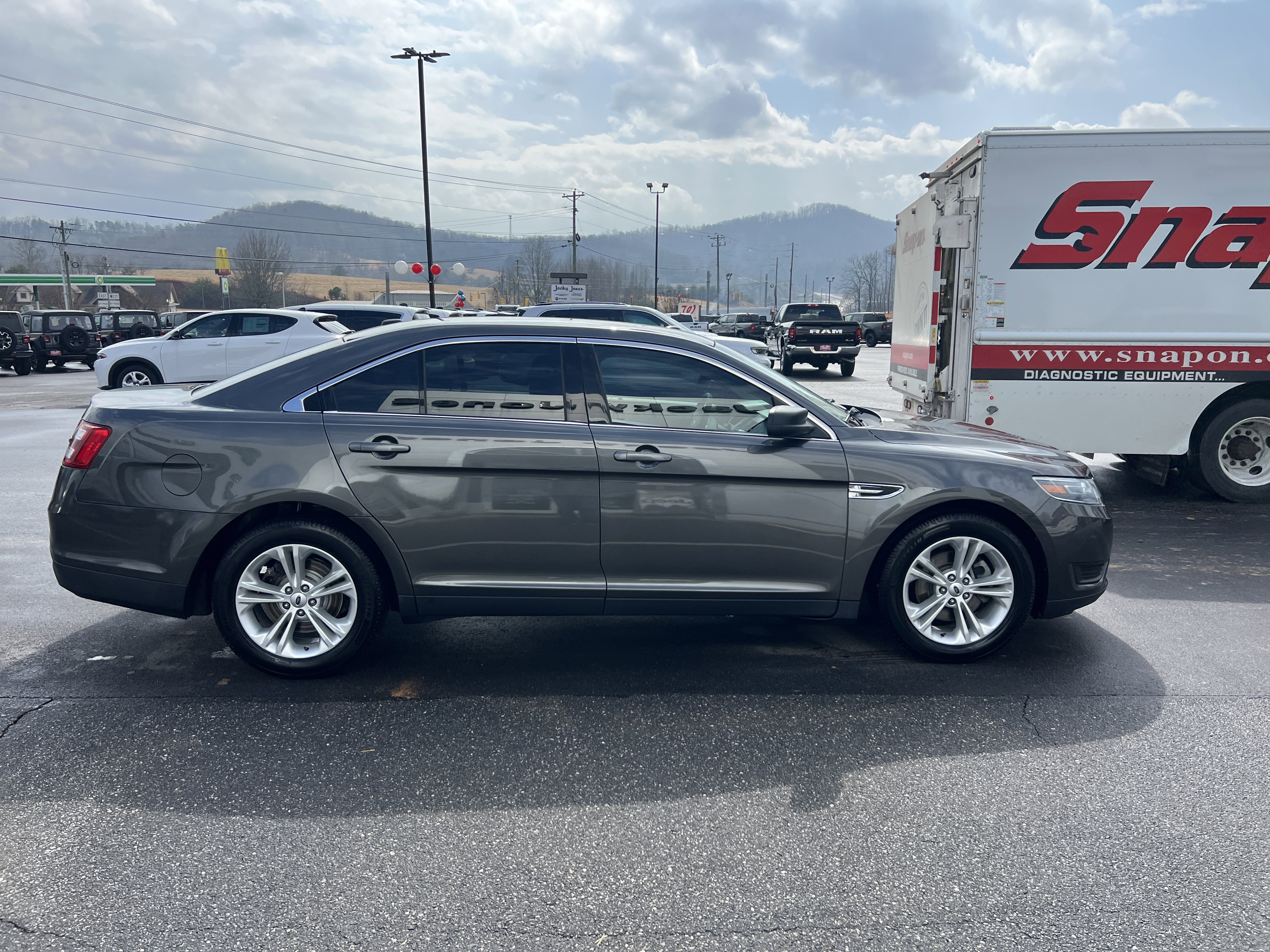 Used 2017 Ford Taurus SE FWD image 4
