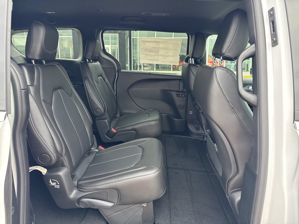 New 2026 Chrysler Pacifica Select AWD/4WD image 29
