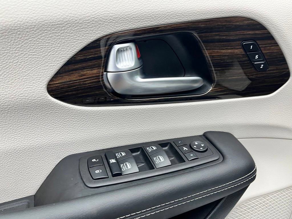 Used 2024 Chrysler Pacifica Limited FWD image 19