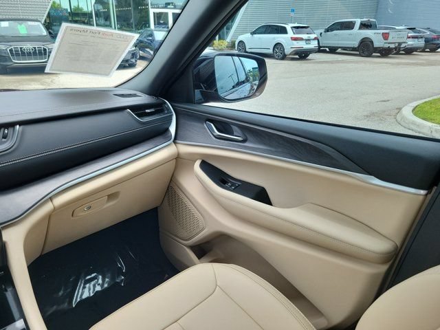 Used 2025 Jeep Grand Cherokee Limited AWD/4WD image 16