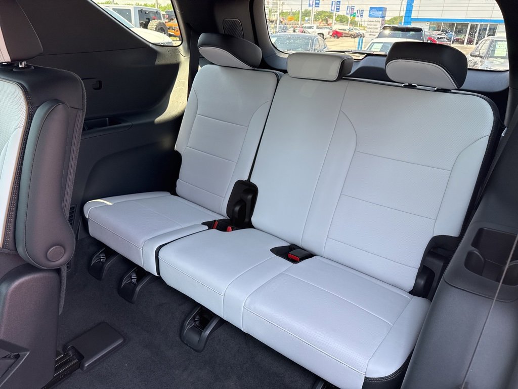 Used 2024 Chevrolet Traverse RS image 17