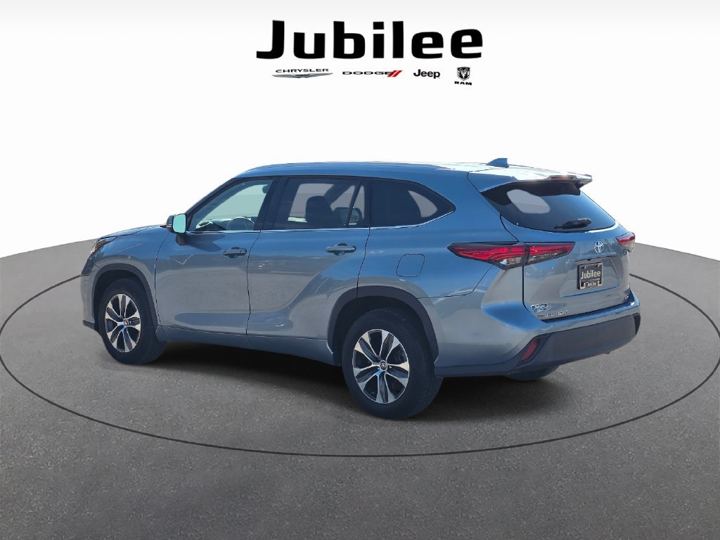 Used 2022 Toyota Highlander XLE FWD image 4
