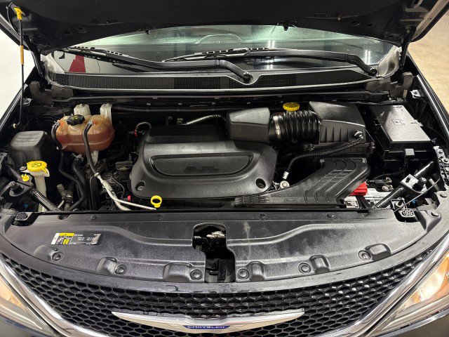 Used 2020 Chrysler Pacifica Touring-L image 51