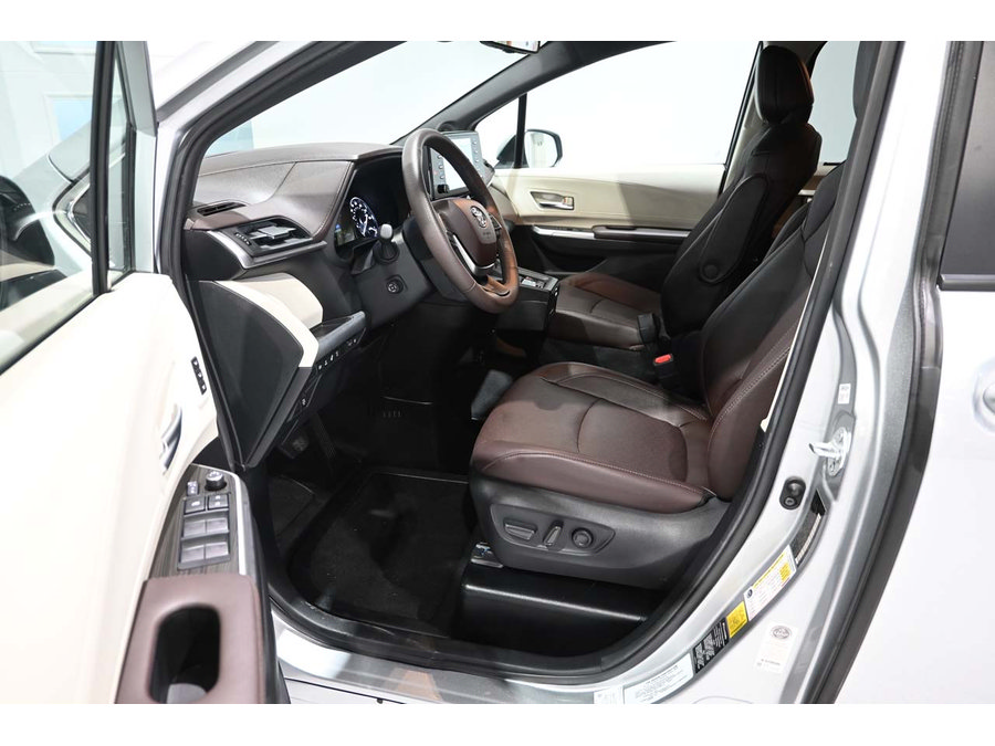 Used 2024 Toyota Sienna Platinum FWD image 13