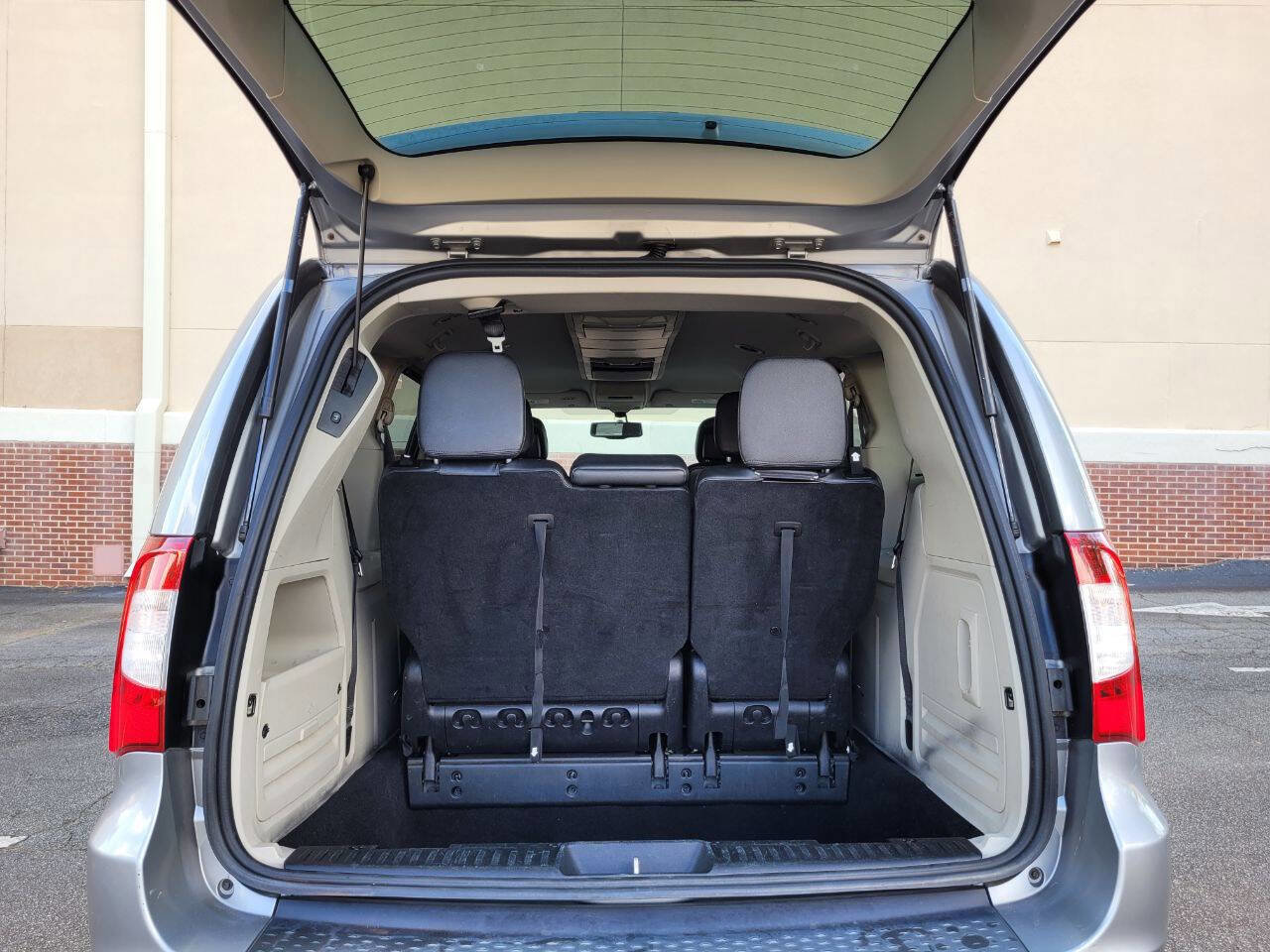 Used 2014 Chrysler Town & Country Touring-L w/ Driver Convenience Group image 18