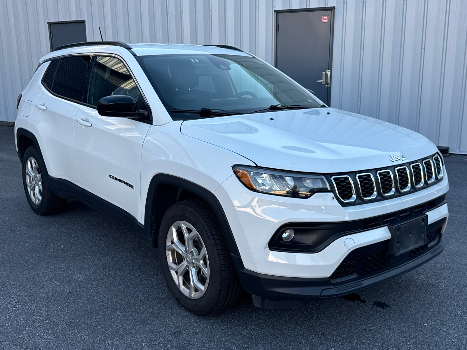 Used 2024 Jeep Compass Latitude AWD/4WD image 3