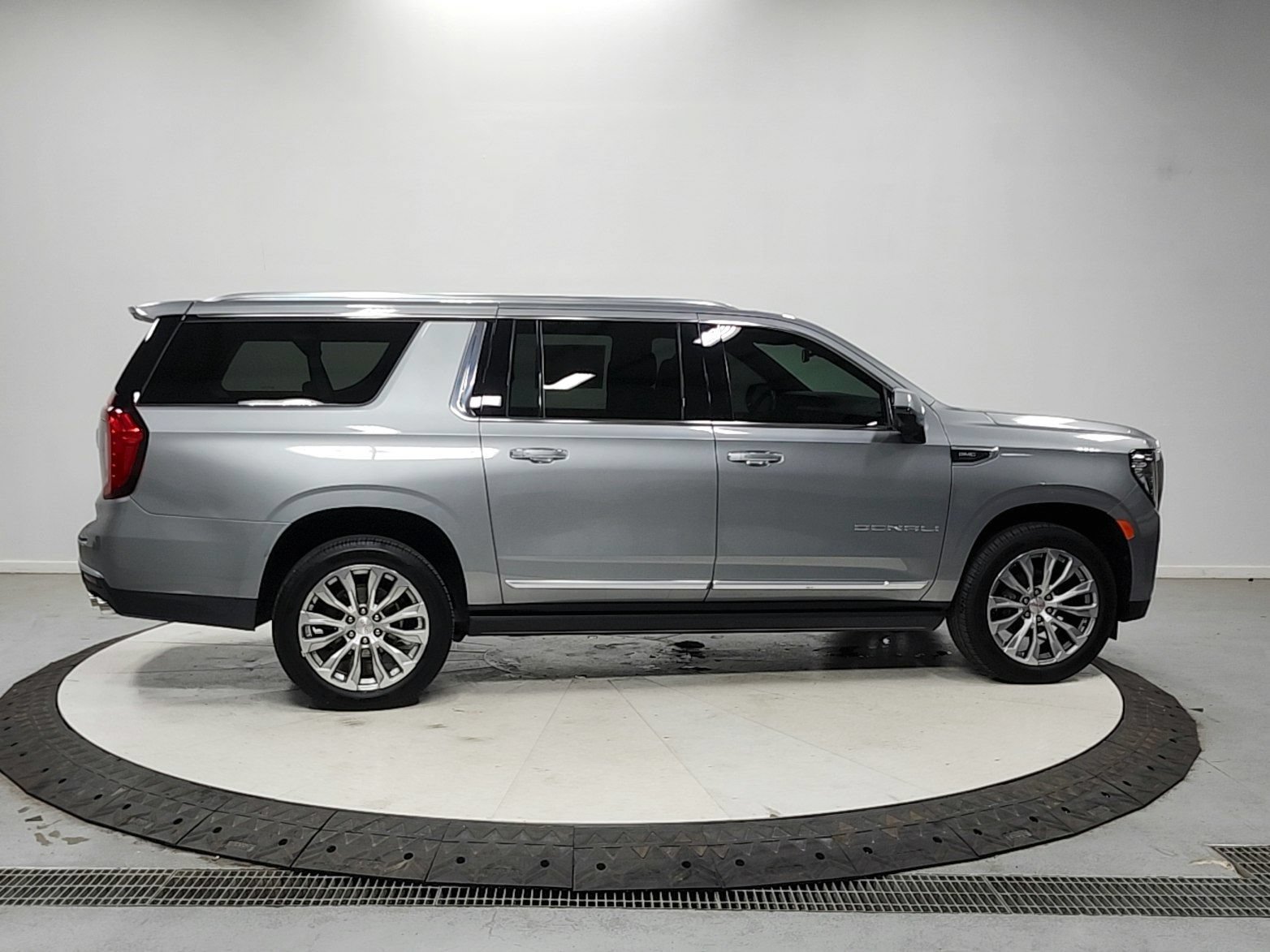Used 2023 GMC Yukon XL Denali RWD image 8
