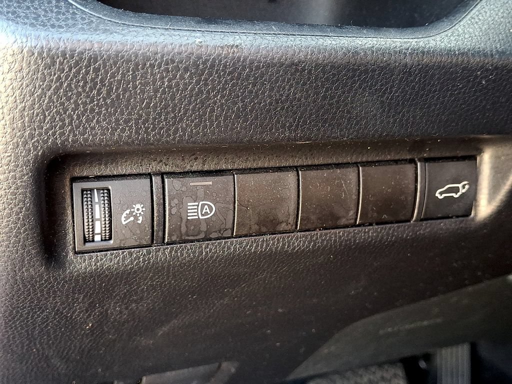 Used 2021 Toyota RAV4 XLE w/ Convenience Package FWD image 25