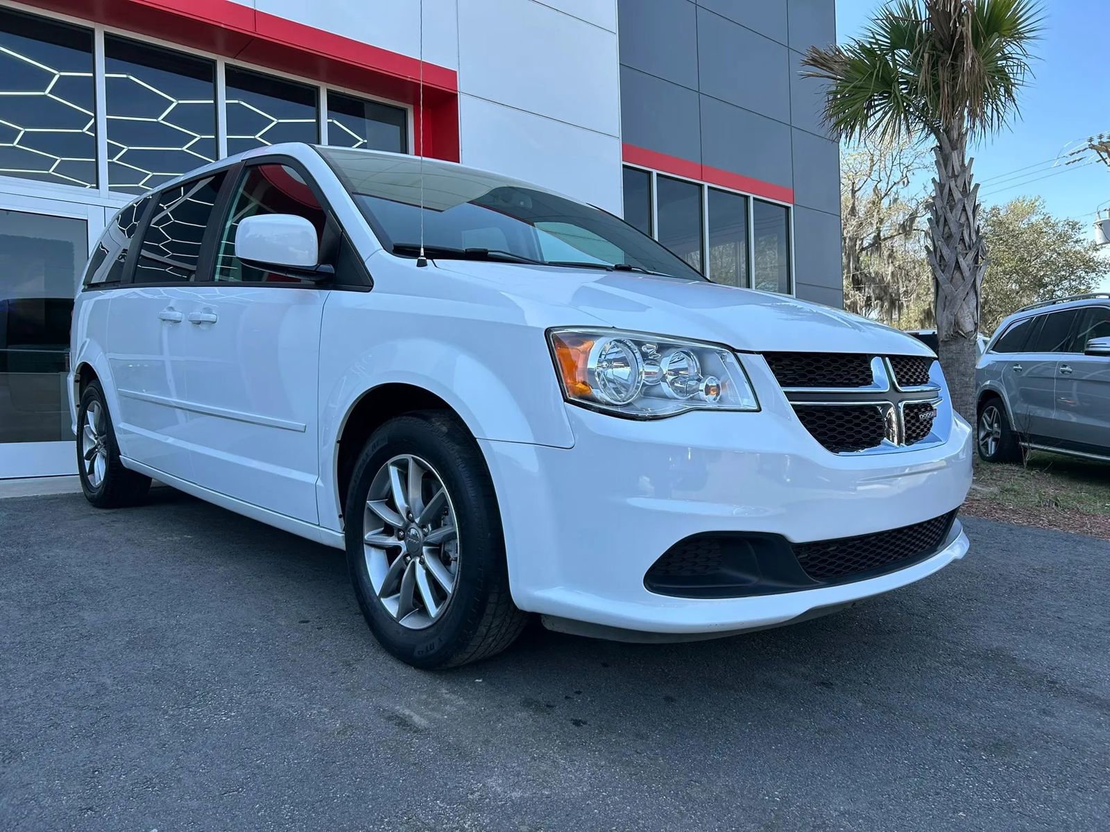 Used 2016 Dodge Grand Caravan SE image 3