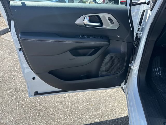 New 2026 Chrysler Pacifica Select FWD image 17