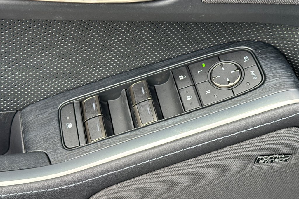 Used 2025 Lexus GX 550 w/ Accessory Package (32) AWD/4WD image 15