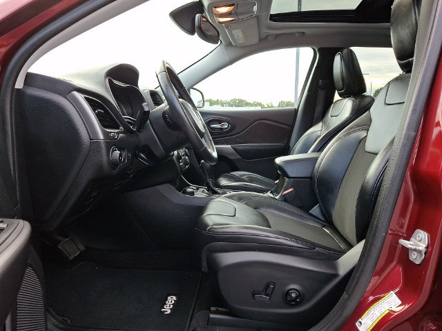 Used 2019 Jeep Cherokee Latitude Plus w/ Comfort/Convenience Group AWD/4WD image 15